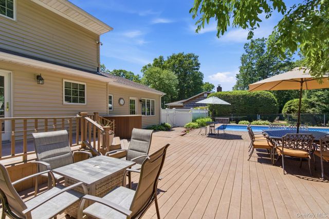 1 Regal Court, Saint James, NY 11780