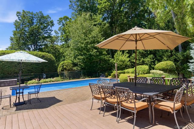 1 Regal Court, Saint James, NY 11780