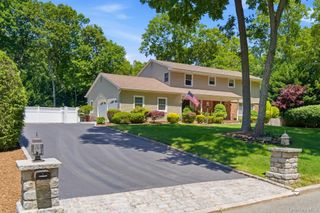1 Regal Court, Saint James, NY 11780