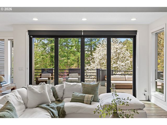 6280 Sw SHERIDAN St, Portland, OR 97225