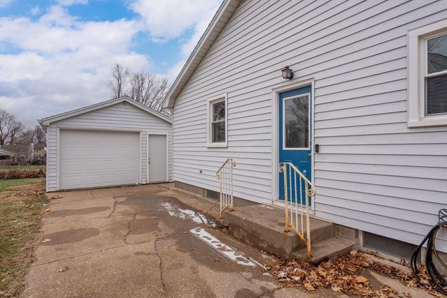 1208 Jones Street, Le Claire, IA 52753