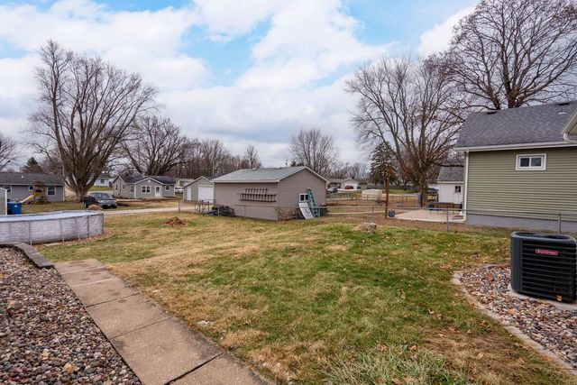 1208 Jones Street, Le Claire, IA 52753