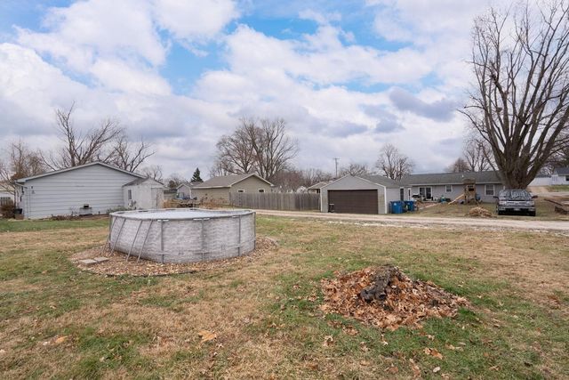 1208 Jones Street, Le Claire, IA 52753