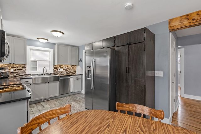 1208 Jones Street, Le Claire, IA 52753