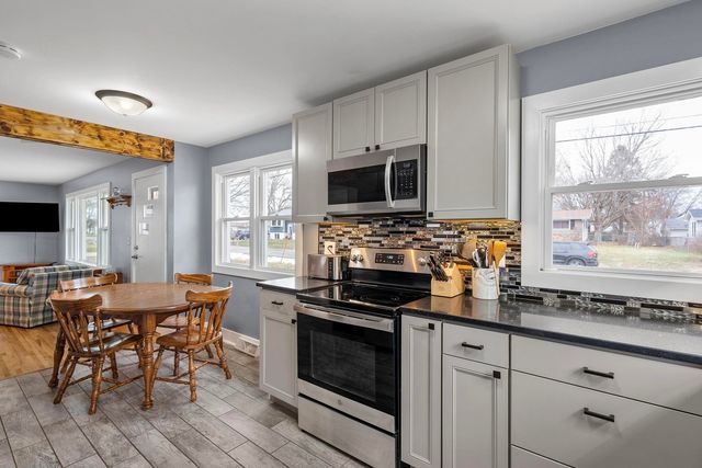 1208 Jones Street, Le Claire, IA 52753