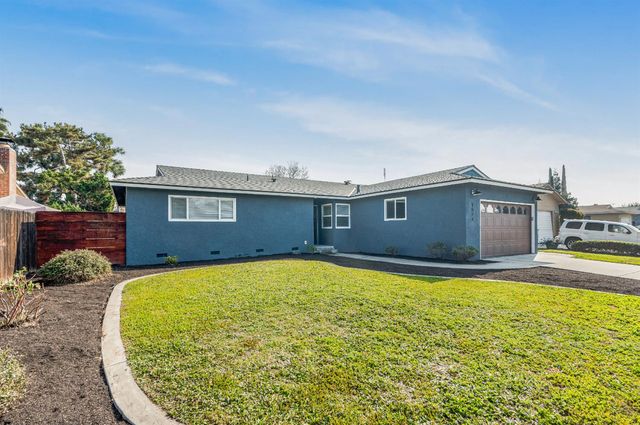 1521 Stanford Avenue, Clovis, CA 93611