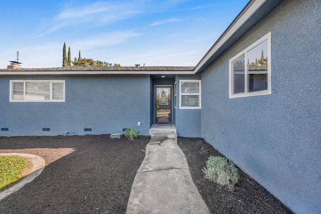 1521 Stanford Avenue, Clovis, CA 93611