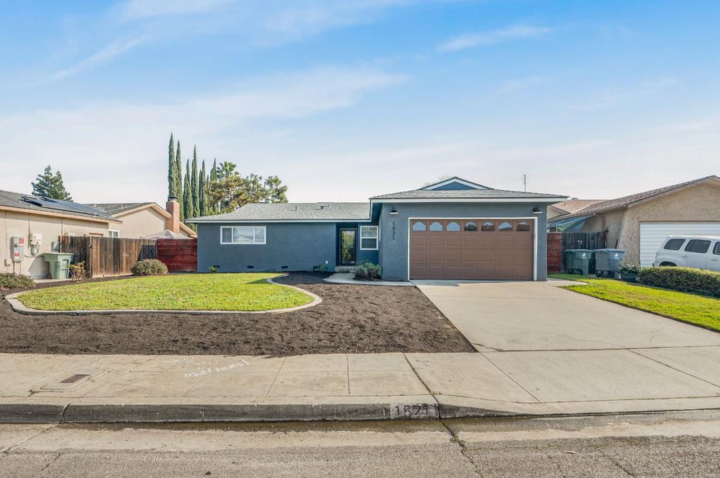 1521 Stanford Avenue, Clovis, CA 93611