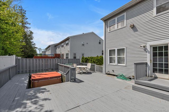 7 Eastern Drive, New Hyde Park, NY 11040