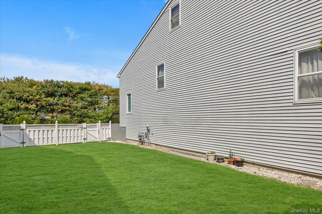 7 Eastern Drive, New Hyde Park, NY 11040