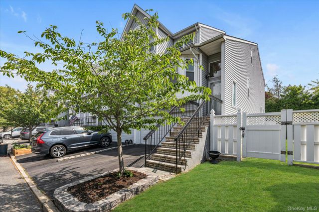 7 Eastern Drive, New Hyde Park, NY 11040