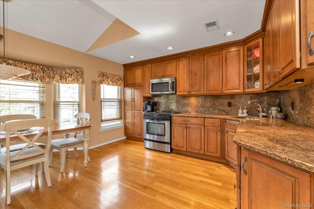 7 Eastern Drive, New Hyde Park, NY 11040