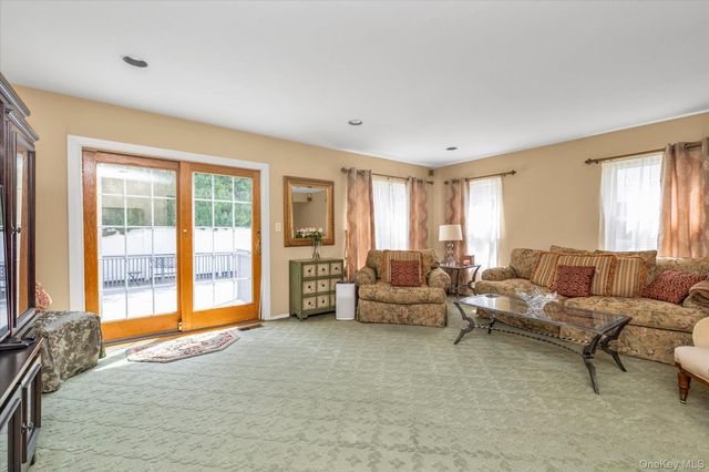 7 Eastern Drive, New Hyde Park, NY 11040
