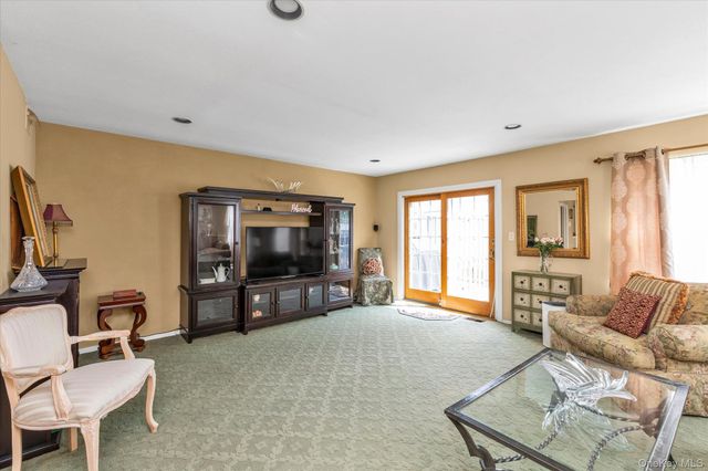 7 Eastern Drive, New Hyde Park, NY 11040