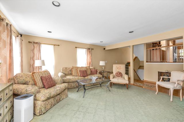 7 Eastern Drive, New Hyde Park, NY 11040