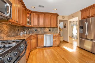 7 Eastern Drive, New Hyde Park, NY 11040