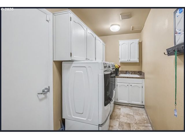 16323 Ne Eugene Ct, Portland, OR 97230