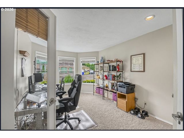 16323 Ne Eugene Ct, Portland, OR 97230