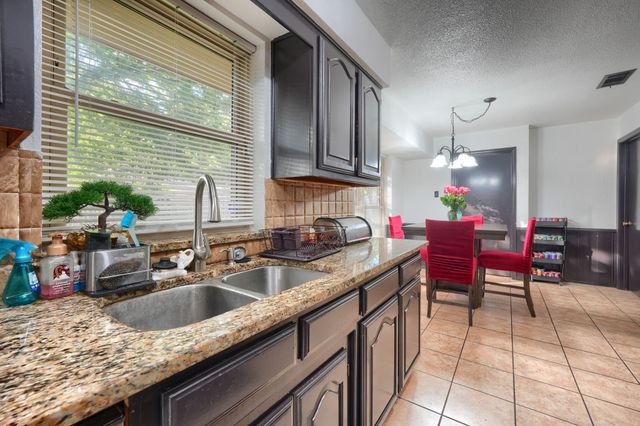 1048 Sherod Drive, Desoto, TX 75115