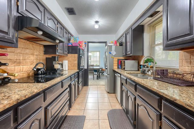 1048 Sherod Drive, Desoto, TX 75115