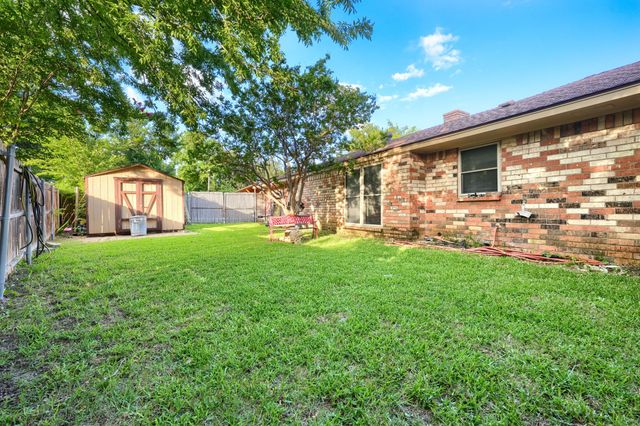 1048 Sherod Drive, Desoto, TX 75115