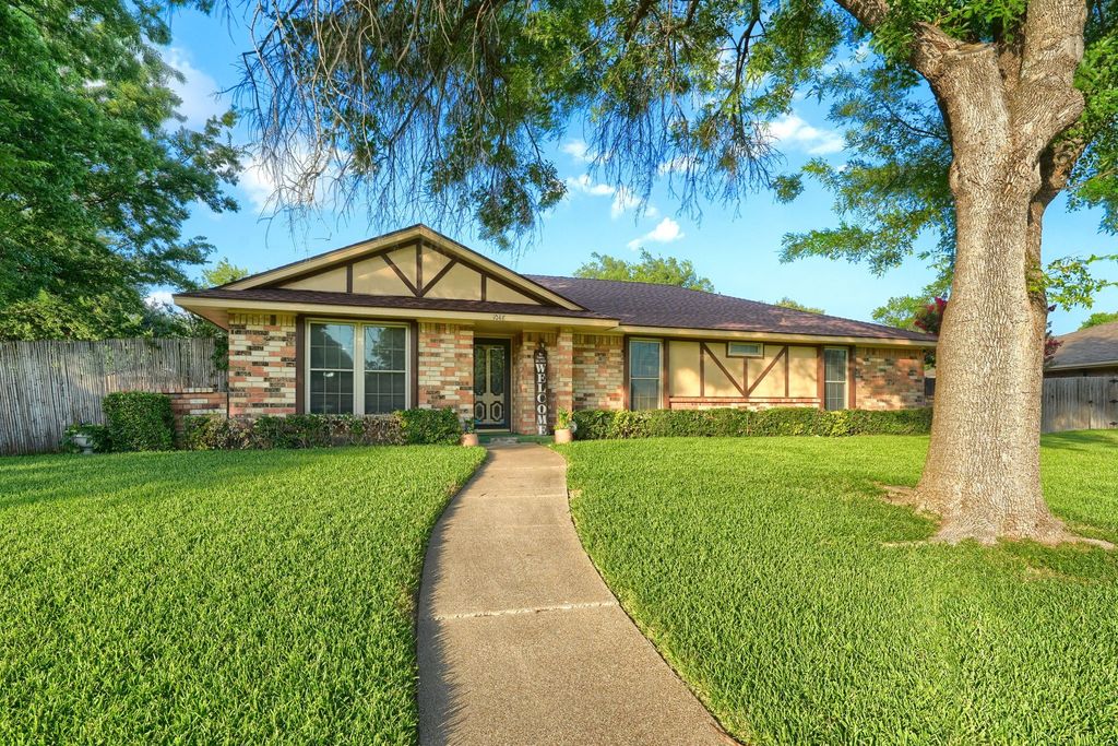 1048 Sherod Drive, Desoto, TX 75115