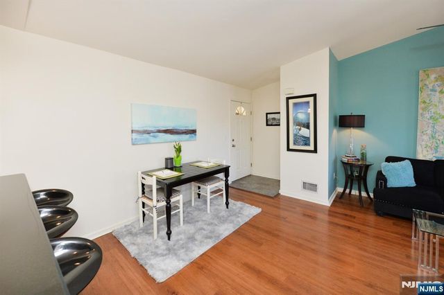 20 Parkside Court, Wayne, NJ 07470
