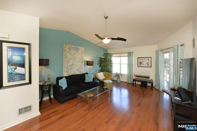 20 Parkside Court, Wayne, NJ 07470