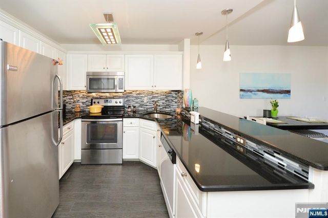 20 Parkside Court, Wayne, NJ 07470