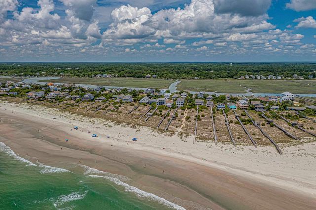 202 Spreading Oak Dr., Pawleys Island, SC 29585