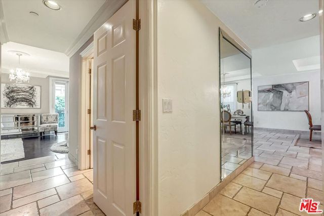 11952 Montana Avenue 303, Los Angeles, CA 90049