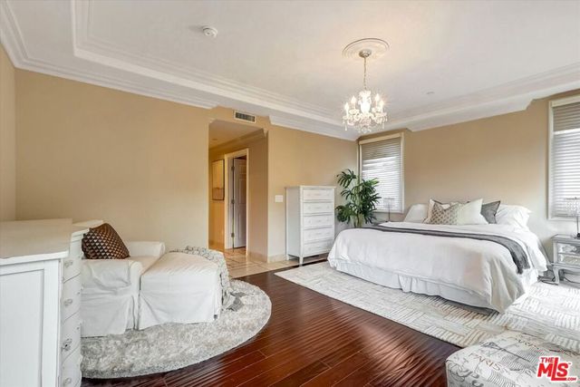 11952 Montana Avenue 303, Los Angeles, CA 90049