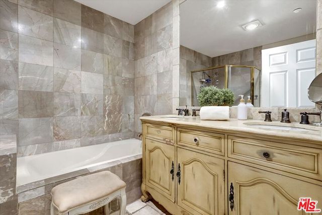 11952 Montana Avenue 303, Los Angeles, CA 90049