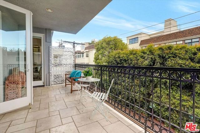 11952 Montana Avenue 303, Los Angeles, CA 90049