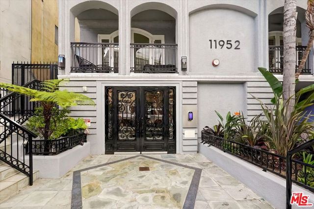 11952 Montana Avenue 303, Los Angeles, CA 90049