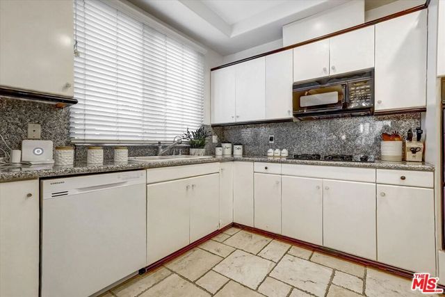 11952 Montana Avenue 303, Los Angeles, CA 90049