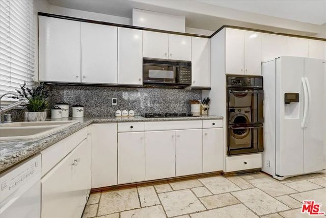 11952 Montana Avenue 303, Los Angeles, CA 90049