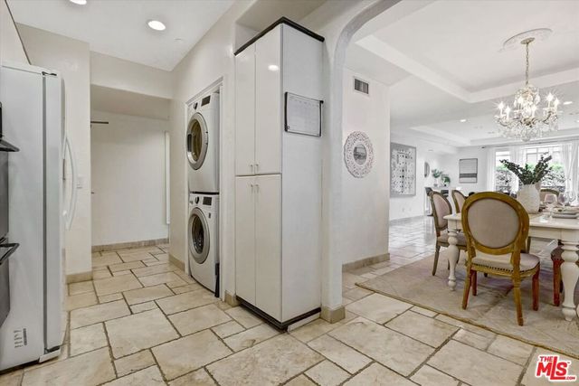 11952 Montana Avenue 303, Los Angeles, CA 90049