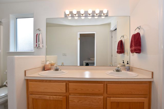 735 NE Oak Place, Redmond, OR 97756