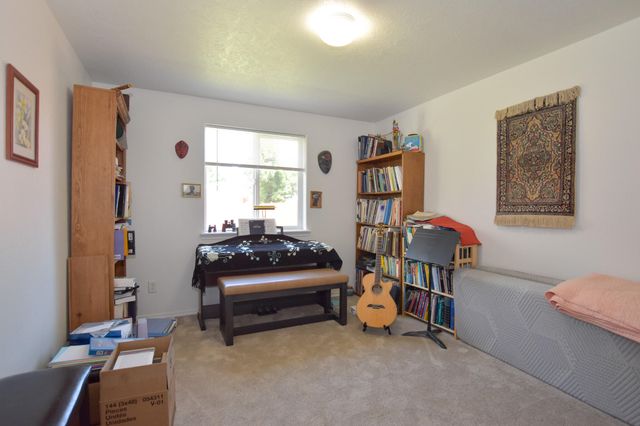 735 NE Oak Place, Redmond, OR 97756