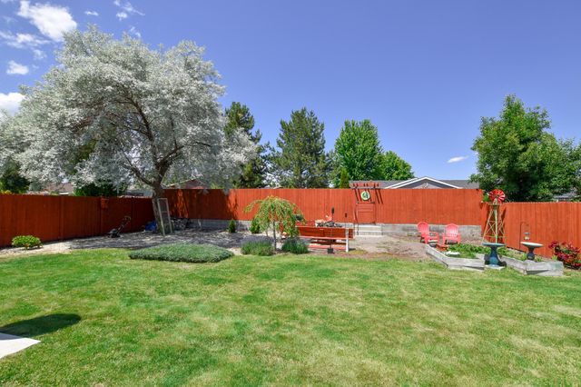 735 NE Oak Place, Redmond, OR 97756
