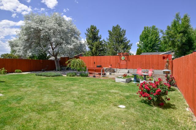 735 NE Oak Place, Redmond, OR 97756