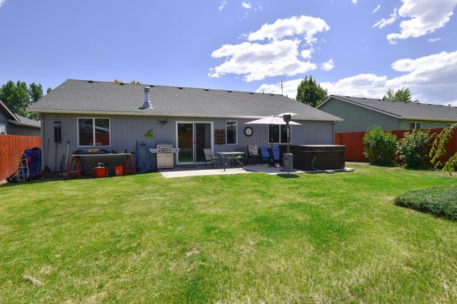 735 NE Oak Place, Redmond, OR 97756