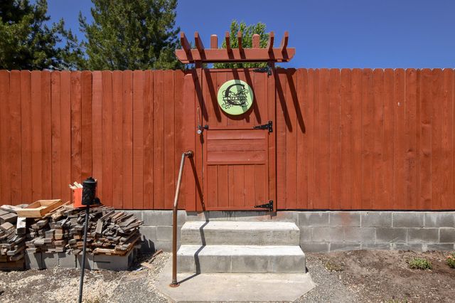 735 NE Oak Place, Redmond, OR 97756