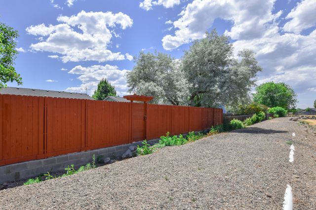 735 NE Oak Place, Redmond, OR 97756
