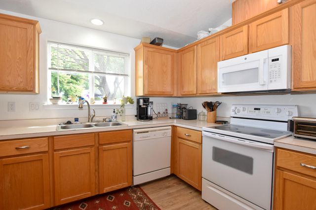 735 NE Oak Place, Redmond, OR 97756