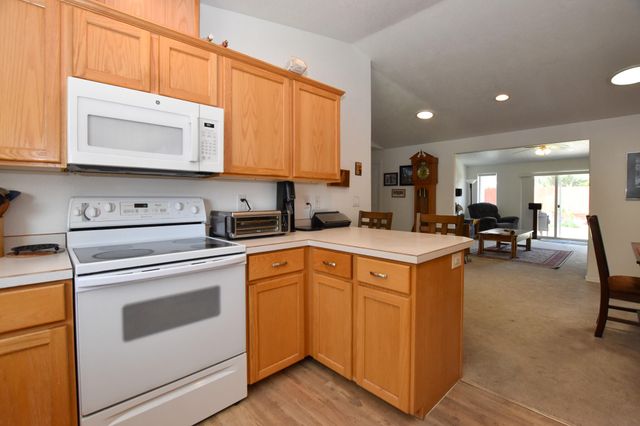 735 NE Oak Place, Redmond, OR 97756