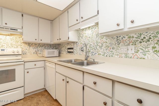 5679 Monroe Street, Unit 109, Sylvania, OH 43560
