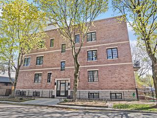 1955 W Barry Street 2W, Chicago, IL 60657