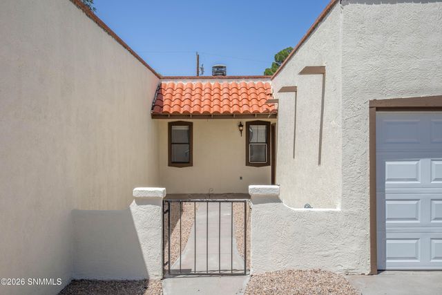1352 S Esperanza Street, Las Cruces, NM 88001